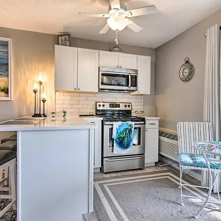 Modern Studio With Balcony About 1 Mi To Lake Lure!